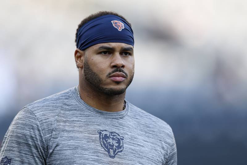 Chicago Bears linebacker T.J. Edwards (53) warms up before an NFL football game against the Minnesota Vikings, Monday, Sept. 8, 2025, in Chicago. (AP Photo/Kamil Krzaczynski)