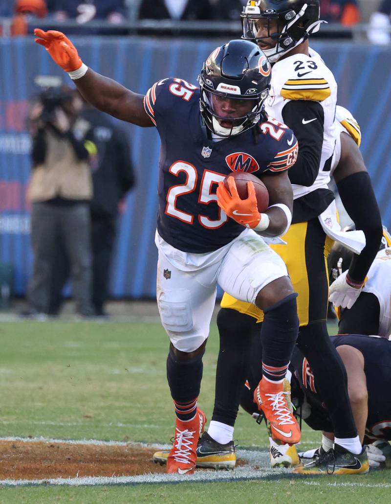 Chicago Bears running back Kyle Monangai carries the ball Sunday, Nov. 23, 2025, during their game against the Pittsburgh Steelers at Soldier Field in Chicago.
