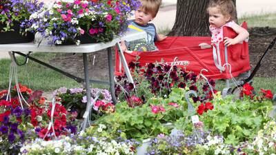 Photos: Sycamore Farmers’ Market opens season on courthouse lawn