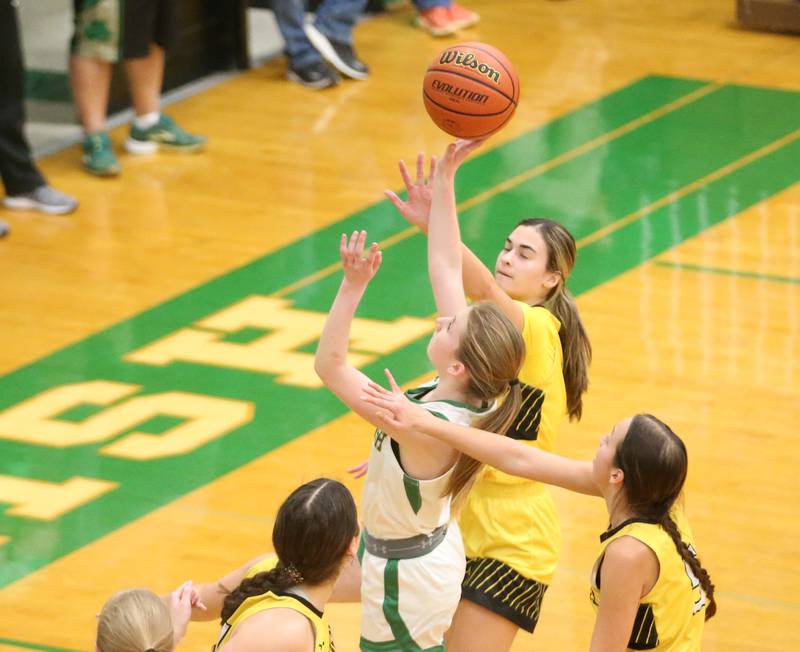 Seneca's Evelyn O'Connor eyes the hoop as Putnam County's Ava Hatton defends on Thursday, Jan. 4, 2024 at Seneca High School.