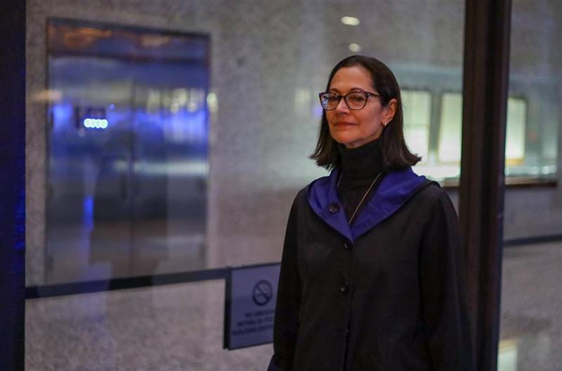Former ComEd CEO Anne Pramaggiore walks away from the Dirksen Federal Courthouse in downtown Chicago on May 2 after a jury found her guilty of helping to bribe longtime House Speaker Michael Madigan.