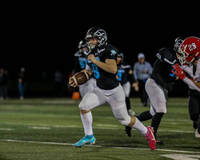Willowbrook's Carter Ferguson (9) takes off enroute to the endzone during Class 7A football playoff game between Yorkville at Willowbrook.   Oct 27, 2023.