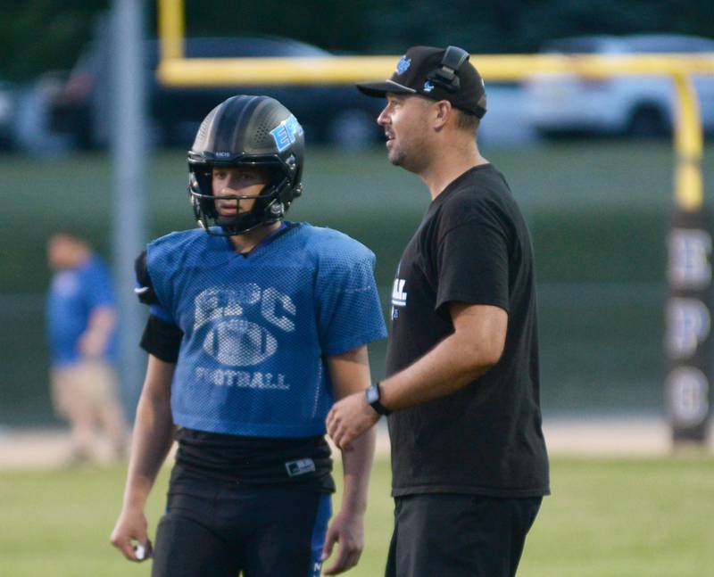 Eastland-Pearl City head coach Jared McNutt talks to his quarterback Deaken Hofmaster during a week 0 practice game with Oregon at Lanark on Friday, Aug. 22, 2025.