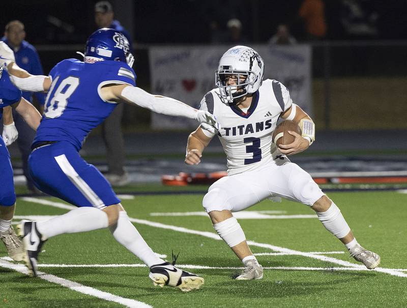 Monmouth-Roseville’s Andy Myer looks to run against Newman Friday, Oct. 25, 2024, at Roscoe Eades Stadium in Sterling.