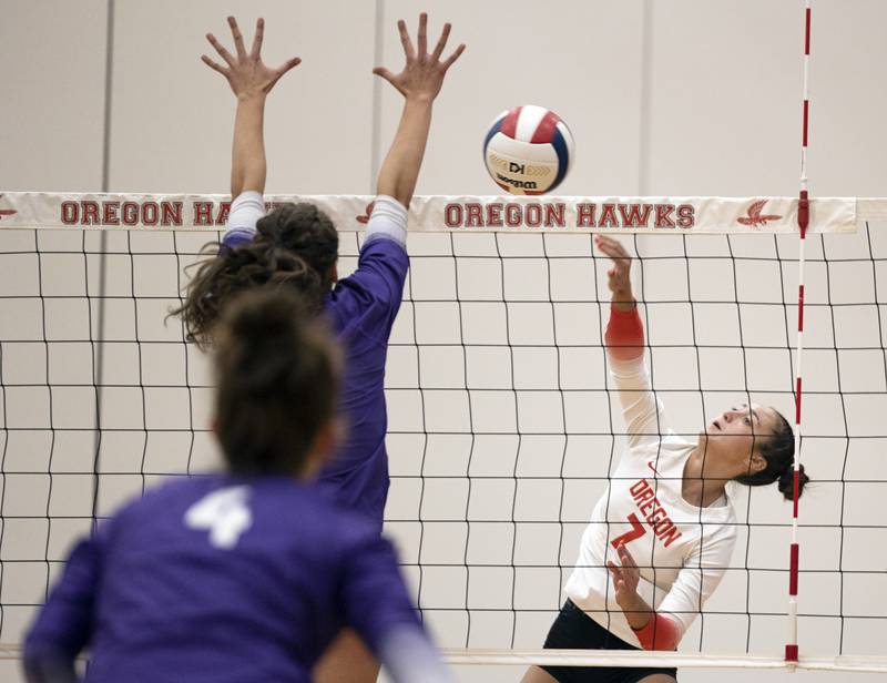 Oregon’s Kenna Wubbena hammers a shot against Rochelle Tuesday, August 29, 2023.