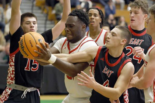 Glenbard East gets balanced offensive effort to down Palatine in Jack Tosh Holiday Classic quarterfinals