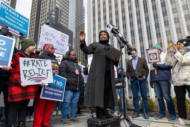 Naomi Davis, the founder of Blacks in Green, speaks to a crowd in downtown Chicago at a March 27 protest of Peoples Gas’ proposed rate increase.