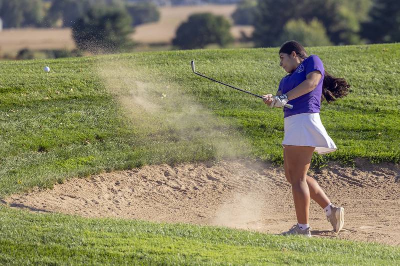 Mendota’s Lupita Sandoval hits out of the bunker on #5 at Emerald Hill Wednesday, Sept. 24, 2025.