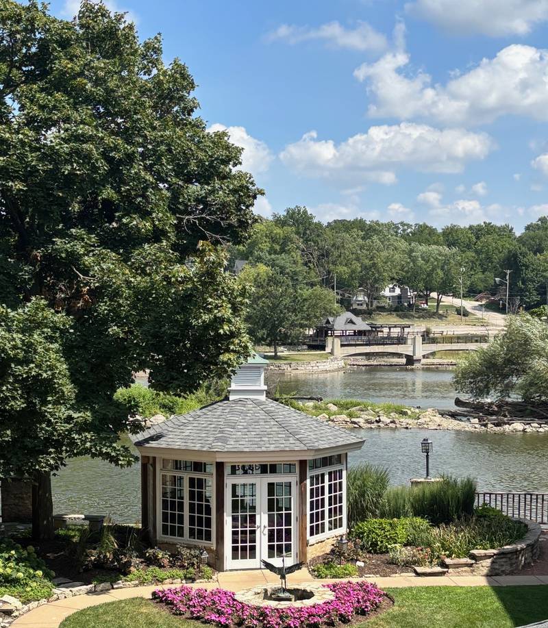 The inn’s 60 unique and elegantly styled guest rooms and suites feature gas fireplaces, deep-soaking whirlpool baths, plush bathrobes and slippers, complimentary fruit and fresh-baked pastries for breakfast, and milk and cookies with its turndown service.