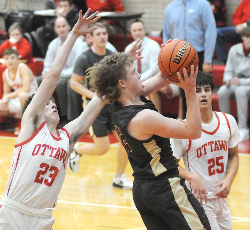 Morris' Gage Phillips goes past Ottawa's Matt Haerle for a shot in Kingman Gym on Friday, Dec. 2, 2022 in Ottawa.