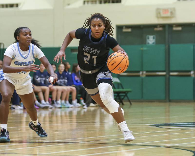 Oswego East's Desiree Merritt (21) drives past the defense during their York Thanksgiving Tournament matchup between Oswego East at Downers Grove South Friday, Nov 20, 2025 in Elmhurst.