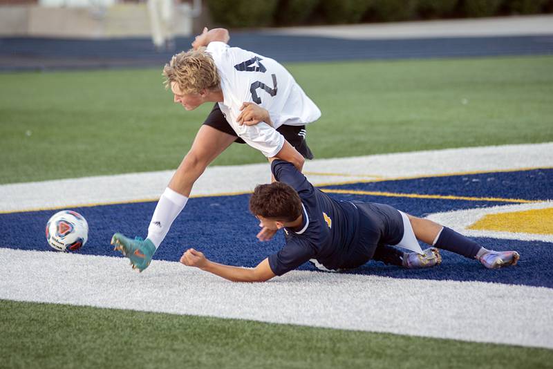 Sterling’s Julian Uresti (right) and United Township’s Cole Fender get tangled up during a match Tuesday, Aug. 30, 2022.