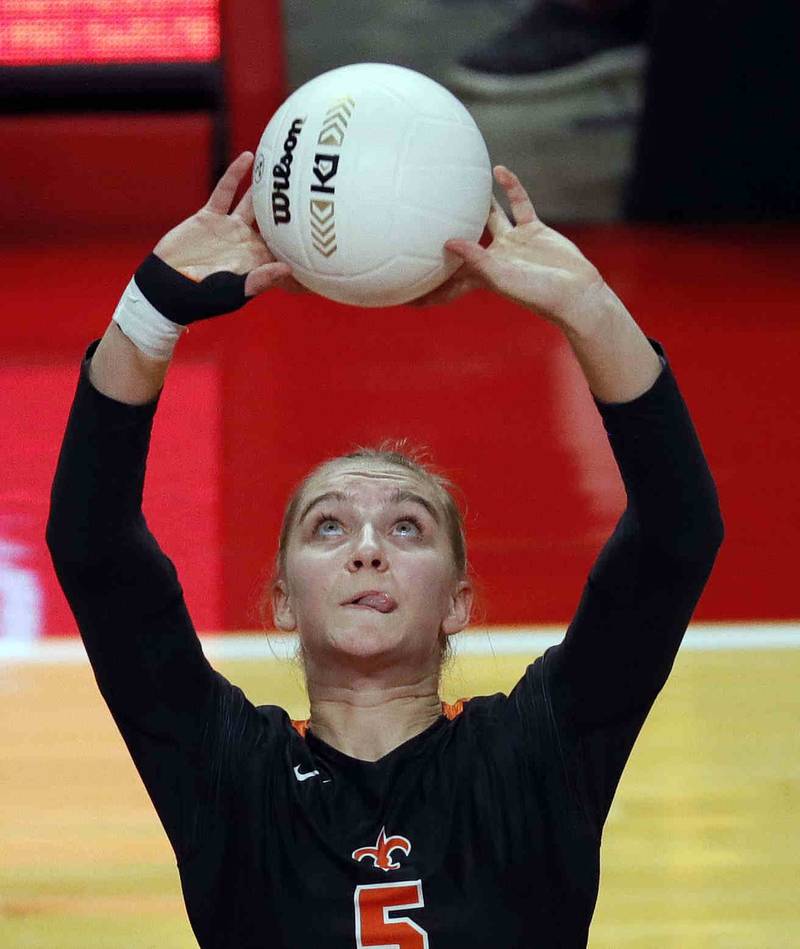 Brian Hill/bhill@dailyherald.com
St. Charles East's Sarah Musial (5) sets the ball during the IHSA Class 4A third-place game between Barrington and St. Charles East Saturday November 12, 2022 at Redbird Arena in Normal.