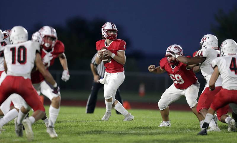 Brian Hill/bhill@dailyherald.com
South Elgin's Jake Sullivan (4) looks for an open receiver against Glenbard East Friday September 2, 2022 in South Elgin.