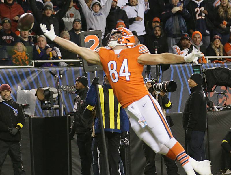 Chicago Bears Ryan Griffin (84) misses a catch in the end zone against the Washington Commanders on Thursday, Oct. 13, 2022 at Soldier Field.