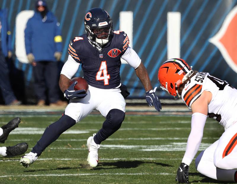 Chicago Bears running back D'Andre Swift tries to get through the Cleveland Browns defensive line during their game Sunday, Dec. 14, 2025, at Soldier Field in Chicago.