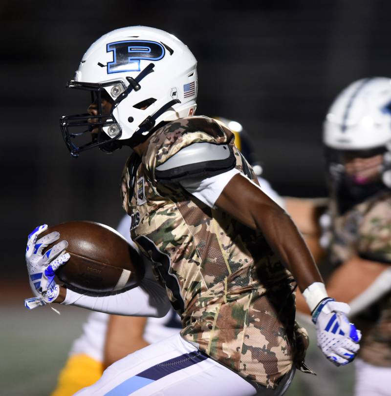 Joe Lewnard/jlewnard@dailyherald.com
Prospect’s Jaylen Calhoun carries the ball during Thursday’s game against Glenbrook South.