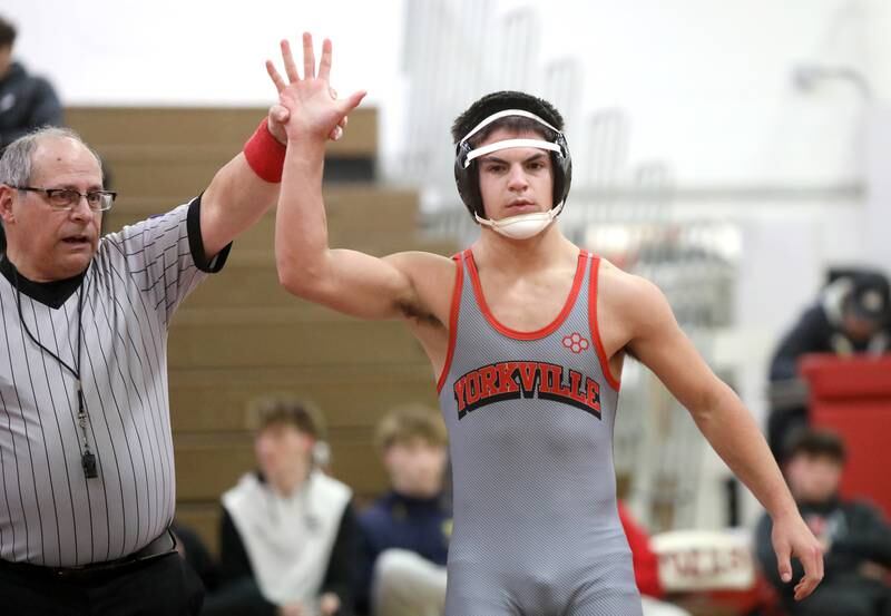Yorkville’s Donncha Souza defeated Oswego East’s Braden Felice in the 150-pound weight class during a dual meet on Thursday, Jan. 9, 2025 in Yorkville.