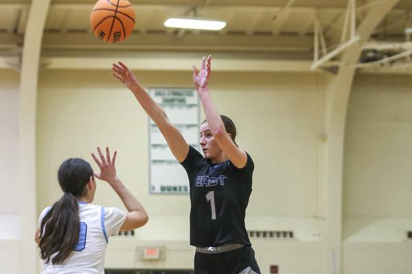 Aubrey Lamberti’s fast start fuels Oswego East past Downers Grove South to first win