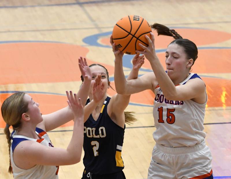 Eastland's Vanessa Allen (15) snags a round during a game with Polo on Tuesday, Feb. 10, 2026 at Eastland High School in Lanark.