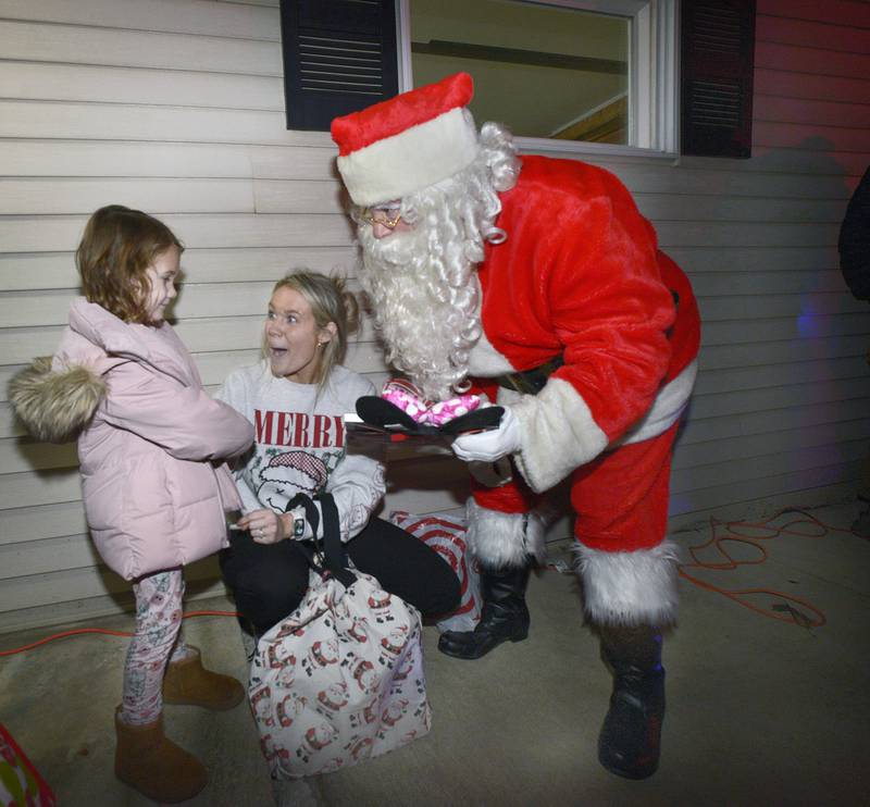 Quinn and her mother Sydney are surprised when Santa gifts her with a Mickey Mouse toy and announces she and her family are going to visit Disney World.