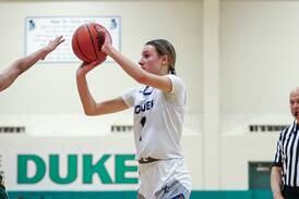 Girls basketball: Hot-shooting Aubrey Lamberti, Oswego East start fast, beat Yorkville for sixth straight win 