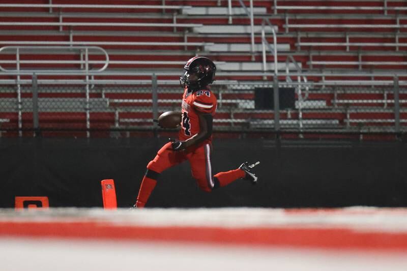 Bolingbrook’s Kelrod Leaks scores uncontested against Minooka. Friday, Aug. 26, 2022, in Bolingbrook.