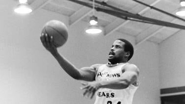 Chicago Bears bring charity basketball to Illinois Valley in 1986