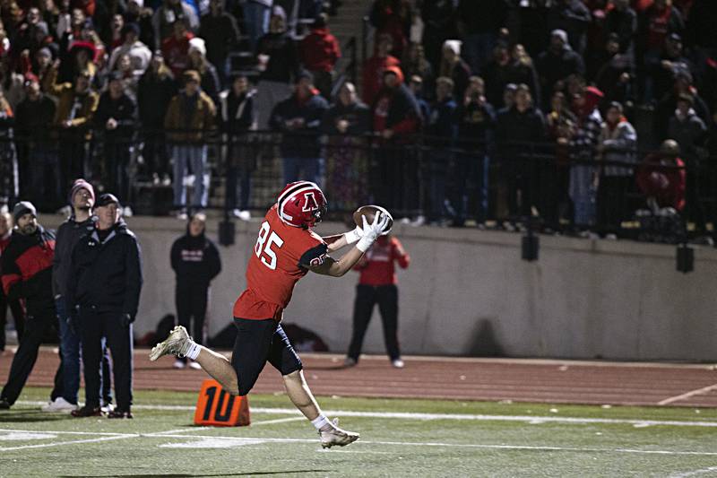 Amboy’s Brennan Blain hauls in a pass for a TD against Ridgewood during the I8FA championship Friday, Nov.17, 2023 at Monmouth College