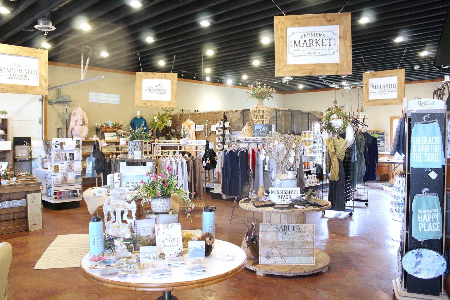 Out on the water and have an itch to go shopping? Island City Harbor's gift shop offers locally-made items and decor mostly in a nautical theme: decorative signs, purses, accessories, jewelry, decor, candles and apparel – including their own Island City Harbor t-shirts.