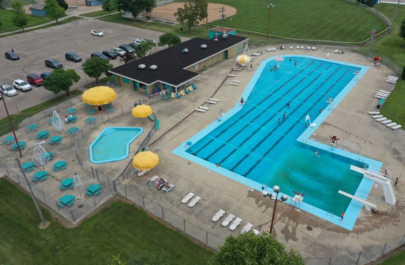 Kids and families swim at Riordan Pool in Ottawa to cool off