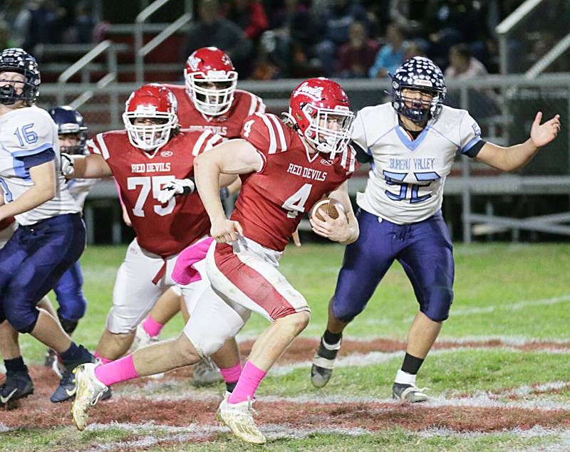 Hall's Mac Resetich (4) sprints down the field to score the teams first touchdown on Friday, Oct. 21, 2022 at Richard Nesti Stadium in Spring Valley.