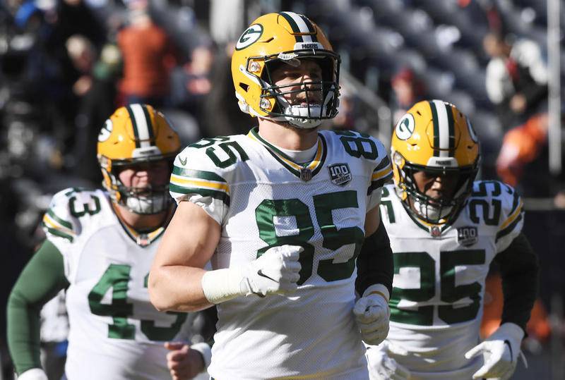 Green Bay Packers tight end Robert Tonyan (85) warms up prior to Sunday's game against the Bears at Soldier Field in Chicago on Dec. 16, 2018.
