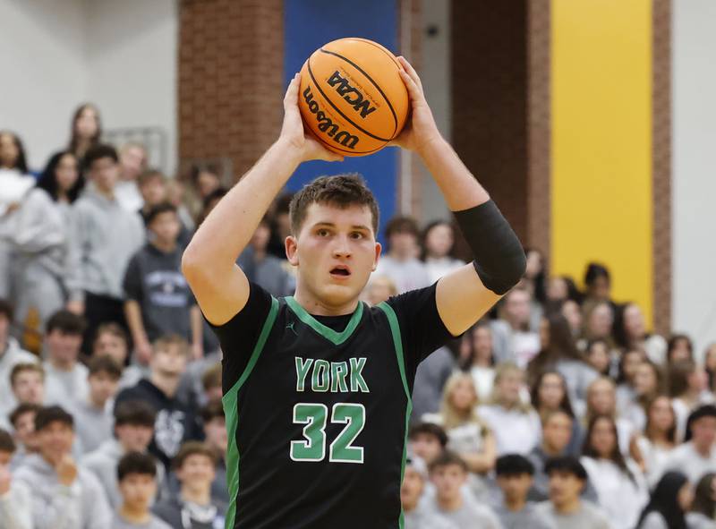 York's Jackson Rennick (32) looks for an outlet during a varsity basketball game between York Community and Lyons Township high schools on Friday, Jan. 9, 2026 in La Grange.