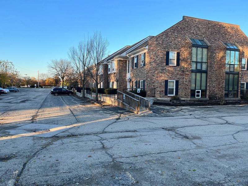 Wheaton City Council members are poised to reject a developer's plan to turn office buildings into apartments at 100 W. Roosevelt Road.