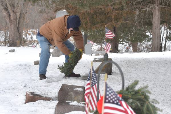 Volunteers battle snow, frigid temps to honor veterans at Daysville Cemetery during Wreaths Across America