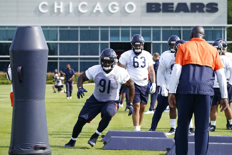 Chicago Bears nose tackle Eddie Goldman (91) works on the field during NFL football practice in Lake Forest, Ill., Saturday, July 31, 2021.