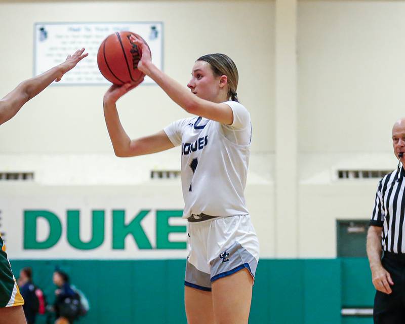 Oswego East's Aubrey Lamberti (1) sizes up a shot at the York Thanksgiving Tournament. Nov 13, 2023.