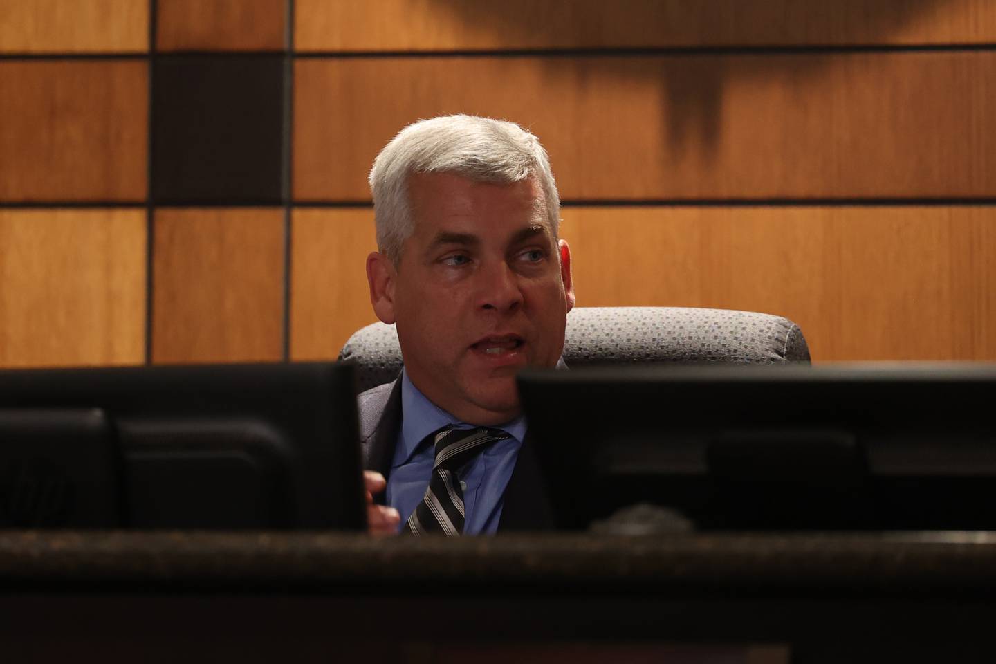 Mayor Bob O’Dekirk talks with City Manager James Capparelli about a course of action concerning apartment house at 1000 Cora St., which is being used to house convicted sex offenders at the Joliet City Council meeting on Tuesday. Tuesday, July 19, 2022 in Joliet.