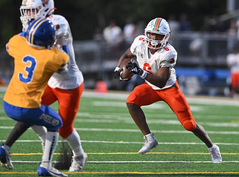 Plainfield East's David Croom (6) reading his blockers during the conference game against Joliet Central on Friday, SEP. 12, 2025, at Joliet.