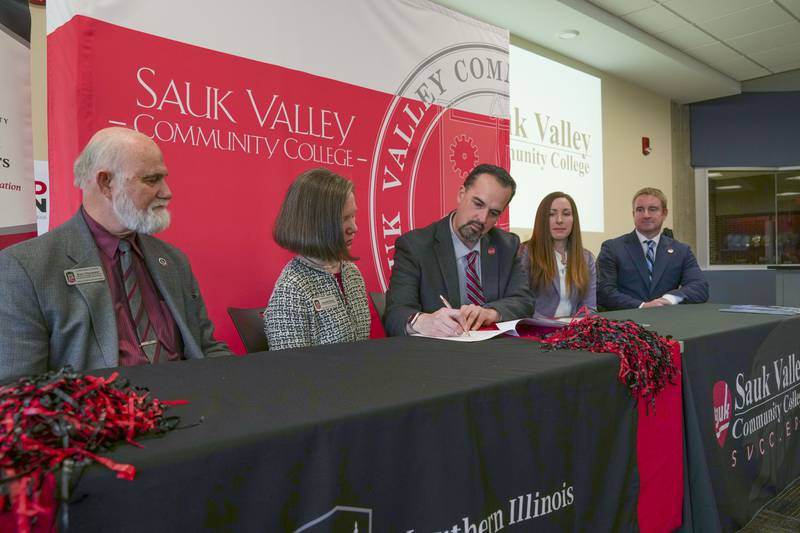 Jon Mandrell of Sauk Valley Community College signs an agreement between SVCC and Northern Illinois University that creates a seamless transfer pathway from SVCC’s associate in applied science in criminal justice to NIU’s bachelor of science in public service leadership.