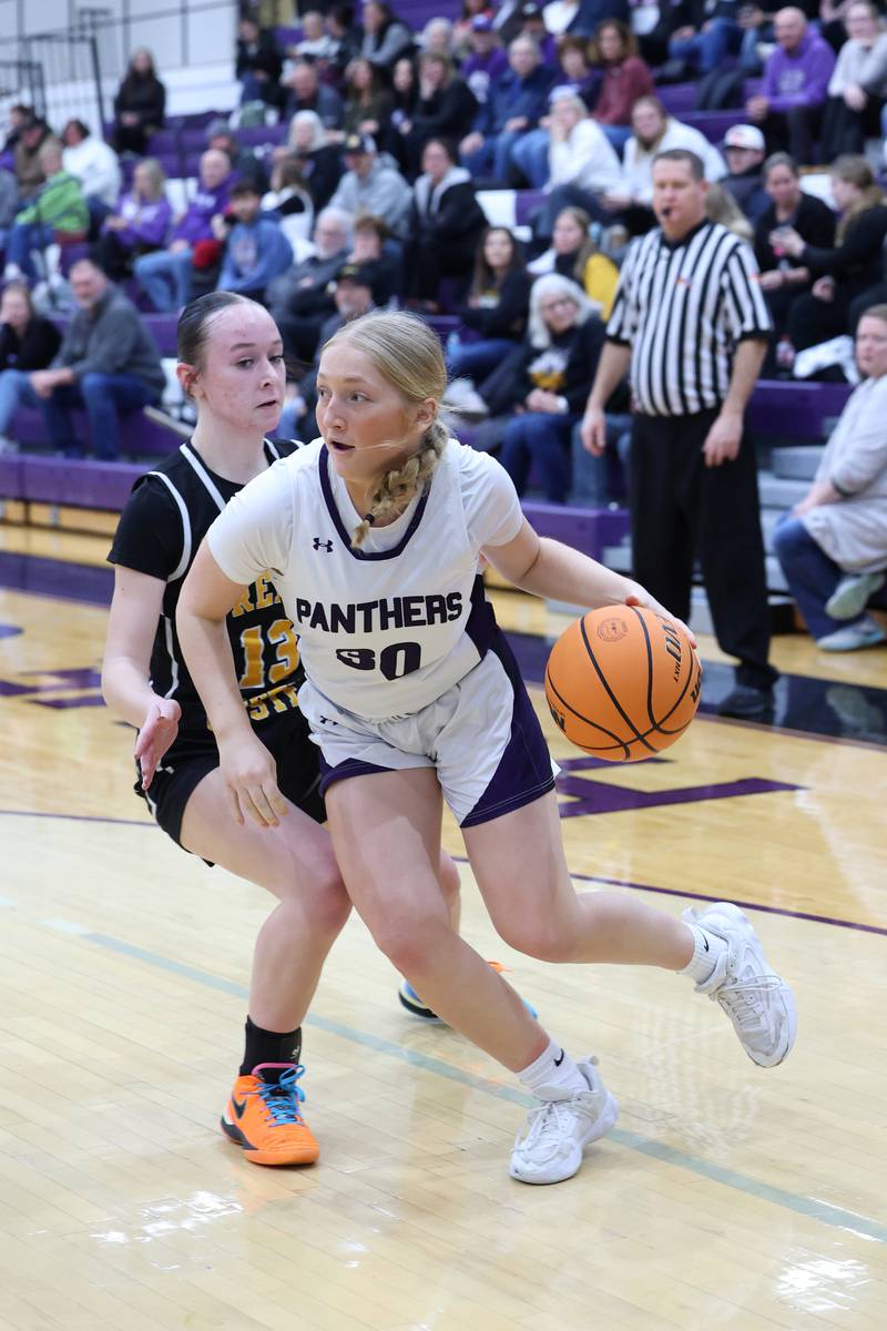 Manteno's Kendall Blanchette drives to the lane against Reed-Custer's Atiana Hood during Reed-Custer's 45-42 victory over Manteno on Monday, Feb. 2, 2026.