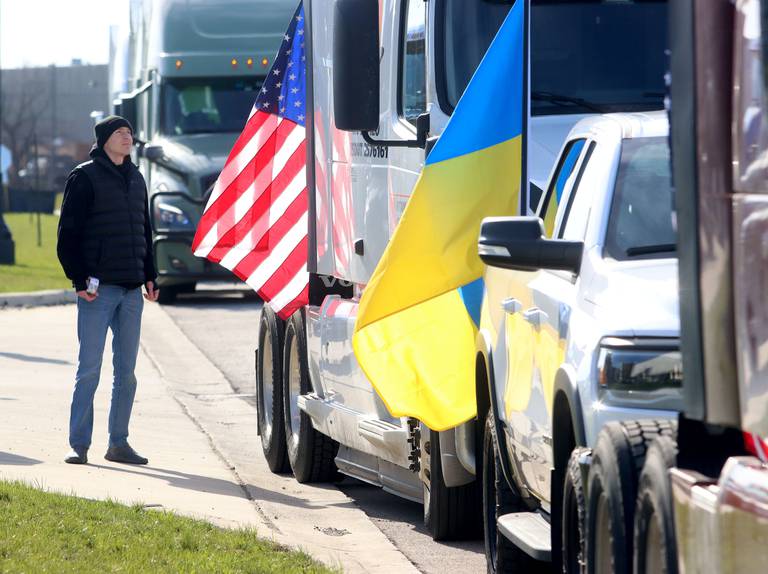 Oleg Mykytin z Addisona przygląda się dekorowanym pojazdom, gdy kierowcy zbierają się w sobotni poranek we wschodnim Dundee, aby rozpocząć wiec protestacyjny ciężarówek Deblockade Mariupol, organizowany przez Fundację Help Ukraine LTD, aby zwiększyć świadomość blokady Mariupola.
