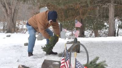 Volunteers battle snow, frigid temps to honor veterans at Daysville Cemetery during Wreaths Across America