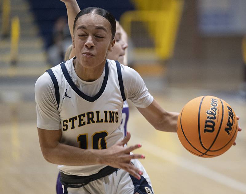 Sterling’s Nia Harris drives to the hoop against Rochelle Tuesday, Jan. 6, 2026.