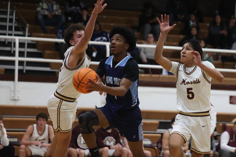 Plainfield South’s Brian Townsend weaves to the basket against Morris on Wednesday, Jan 29, 2025 in Morris.