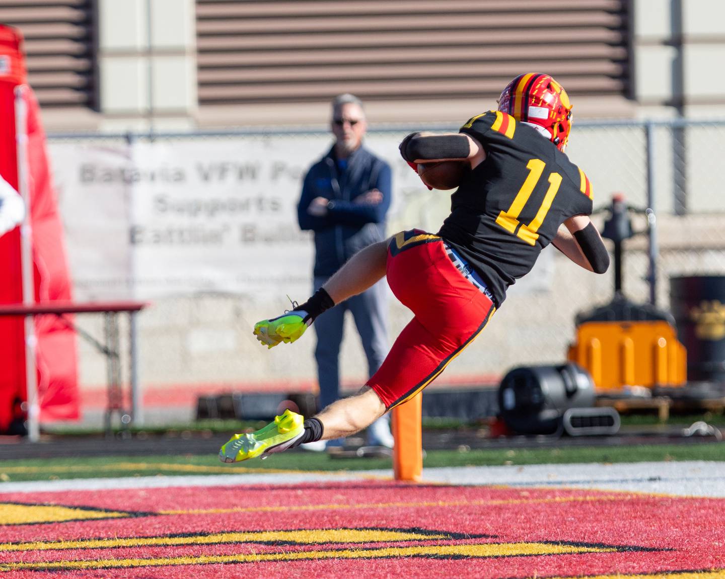 Batavia's Brett Berggren makes the running catch for a touchdown against Glenbard North at the Class 7A Quarter Final on Saturday, Nov.15,2025 in Batavia.