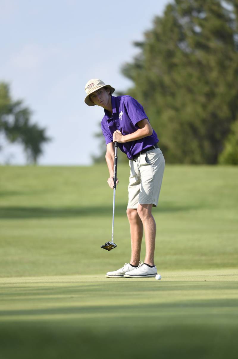 Manteno's Landon Bukowski puts on a green at Minne Monesse Golf Club on Friday, August 15, 2025.