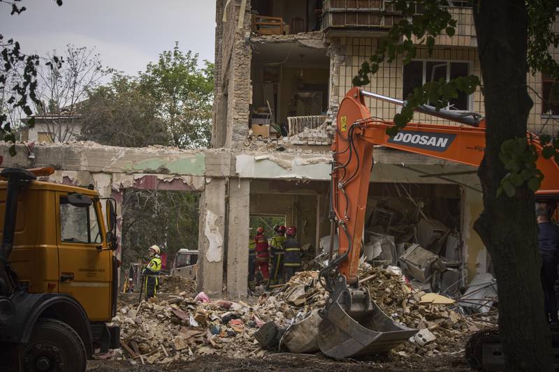 Ukrainian Emergency Service work on the site of Russia's Tuesday deadly missile attack that ruined a multi-story residential building in Kyiv, Ukraine, Wednesday, June 18, 2025. (AP Photo/Efrem Lukatsky)