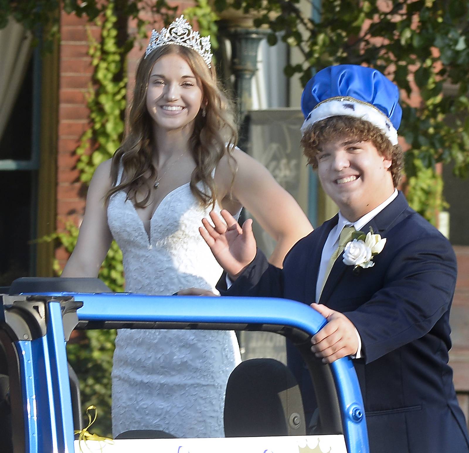 Marquette Academy parades through downtown Ottawa to celebrate